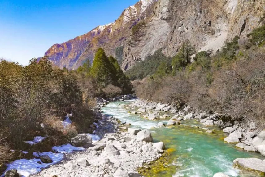 river-along-the-route-to-Langtang