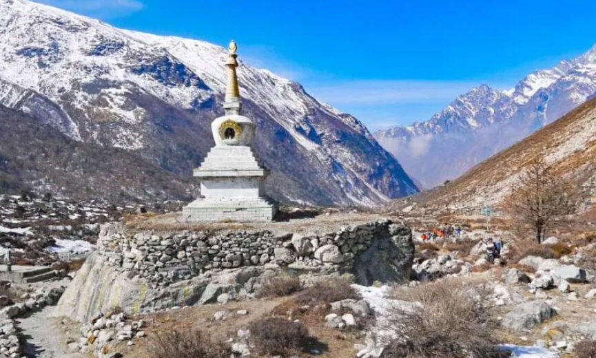 stupa-on-the-way-to-Kyanjin-Gompa