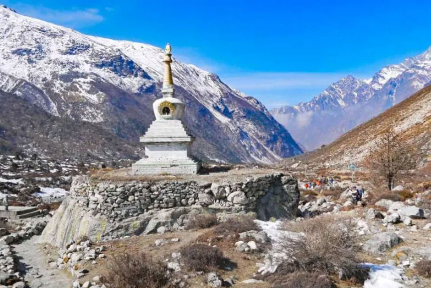 stupa-on-the-way-to-Kyanjin-Gompa