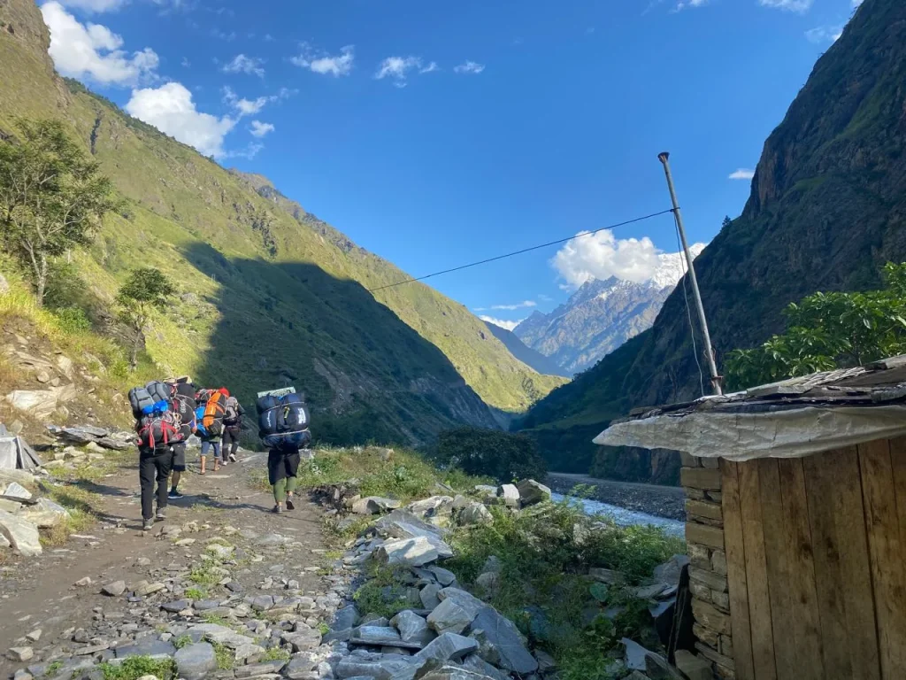 trekkers-heading-to-Manaslu-Circuit-Trek - visitviewnepaltrek